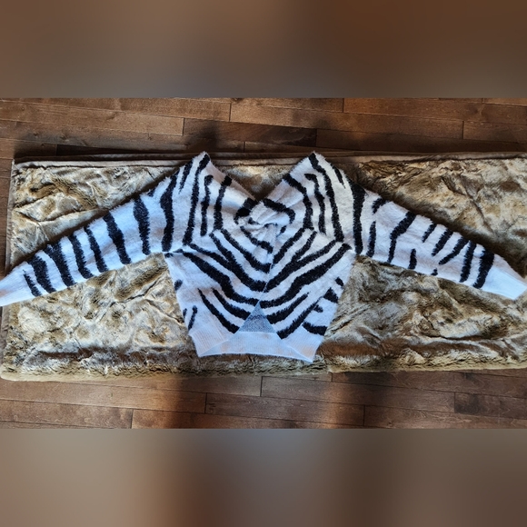 Zebra Print Sweater - Picture 3 of 4